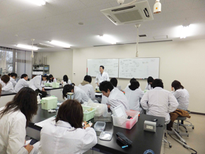 「生化学実習」の様子2（鳥取大にて）